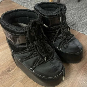 Moonboots strl 39 - Ett par fina moonboots i mycket bra skick. Endast använda ett fåtal gånger. Storlek 39