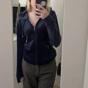 Mörblå zip hoodie i storlek S från Gina Tricot. Skriv till mig privat om det önskas fler bilder eller om du har några frågor.