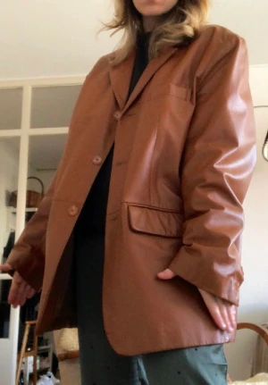 Oversized Läderkavaj 90s-2000s vintage  - Vintage oversized kavaj i äkta läder. Kavajen är i fint vintage skick! Strl 54, visad på en 34. Se mina andra annonsen, jag samfraktar gärna. Pris kan diskuteras, pm vid frågor! 