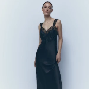 Zara - SÖKER denna klänning från zara 