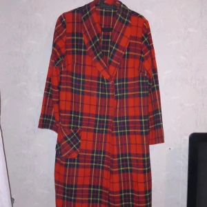 Fin rutig röd kappa - Thriftade denna för kanske ett år sen men använde bara 2 gånger