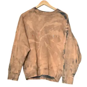 Bleached 90s sweater from Benetton! Very unique piece in great condition 