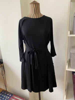 Härlig klänning med fickor - En fin och praktisk sommarklänning med fickor. Välanvänd och ett par sömmar har släppt något men det är enkelt att laga.