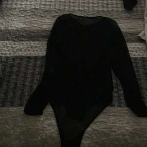Body - En svart body det stan udnder fast den har fina mönster.