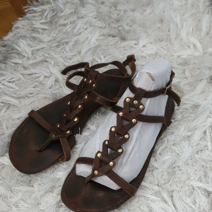 Sandaler - Bruna skinnsandaler