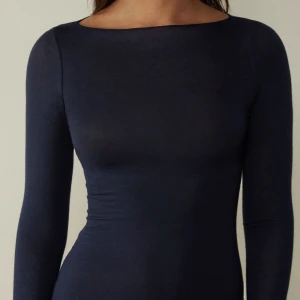 Intimissimi tröja - Säljer denna slutsålda mörkblå Kashmir tröja i strl s från Intimissimi💞säljer bara för 400kr då jag är lite osäker på om jag vill sälja. 