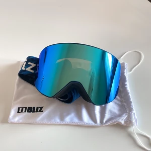 Skidglasögon från Bliz - Säljer dessa snygga och bekväma skidglasögon från Bliz. Jag har endast använt dem en på en skidresa men tyvärr fick dem en liten repa då jag är en klumpeduns. Repan blockar inte vyn utan märkte det först i efterhand. :) 