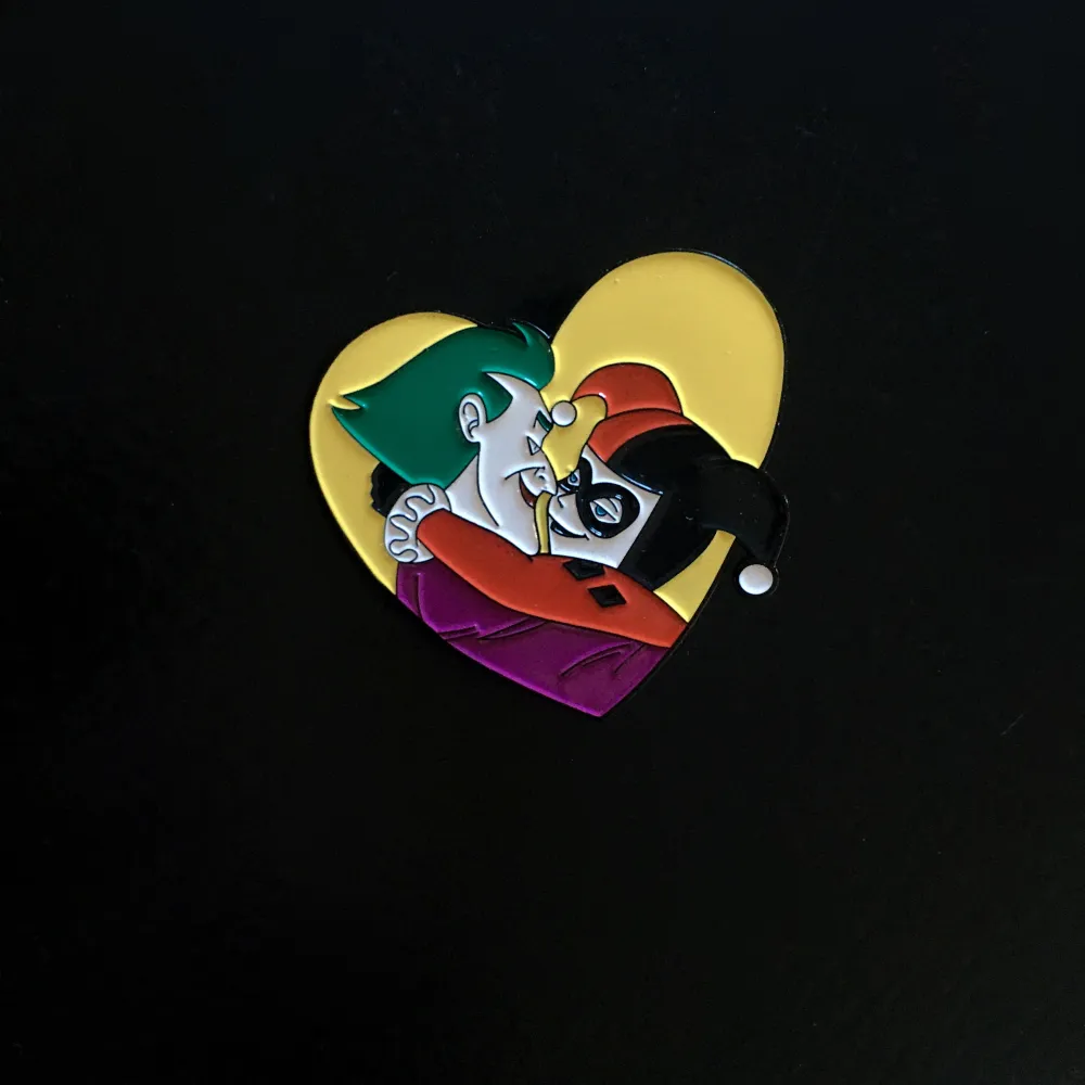 Superfin enamel pin med Jokern och Harley Quinn Ca 3,5 x 4,2 cm  Fint skick, sitter med två pins på baksidan. Accessoarer.