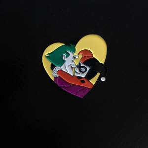 Superfin enamel pin med Jokern och Harley Quinn Ca 3,5 x 4,2 cm  Fint skick, sitter med två pins på baksidan