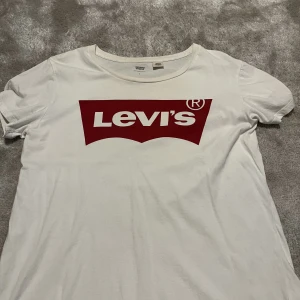 Tröja  - T-shirt, skönt och lätt material.