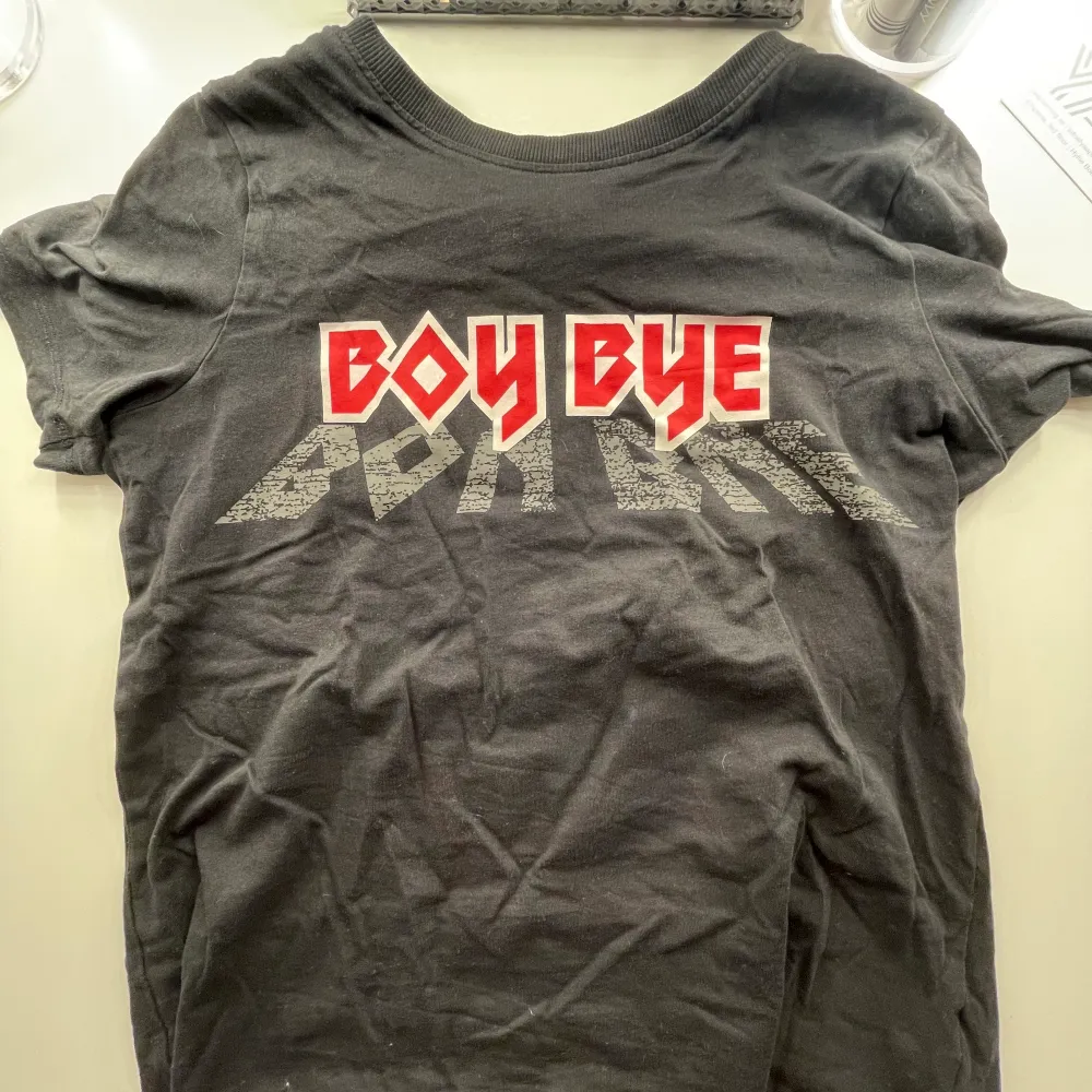 Sjukt tuff och snygg t-shirt i strl xs, med text ”Boy Bye”. Köpt från Gina Tricot. Den är i strl xs med sitter även som S.. T-shirts.