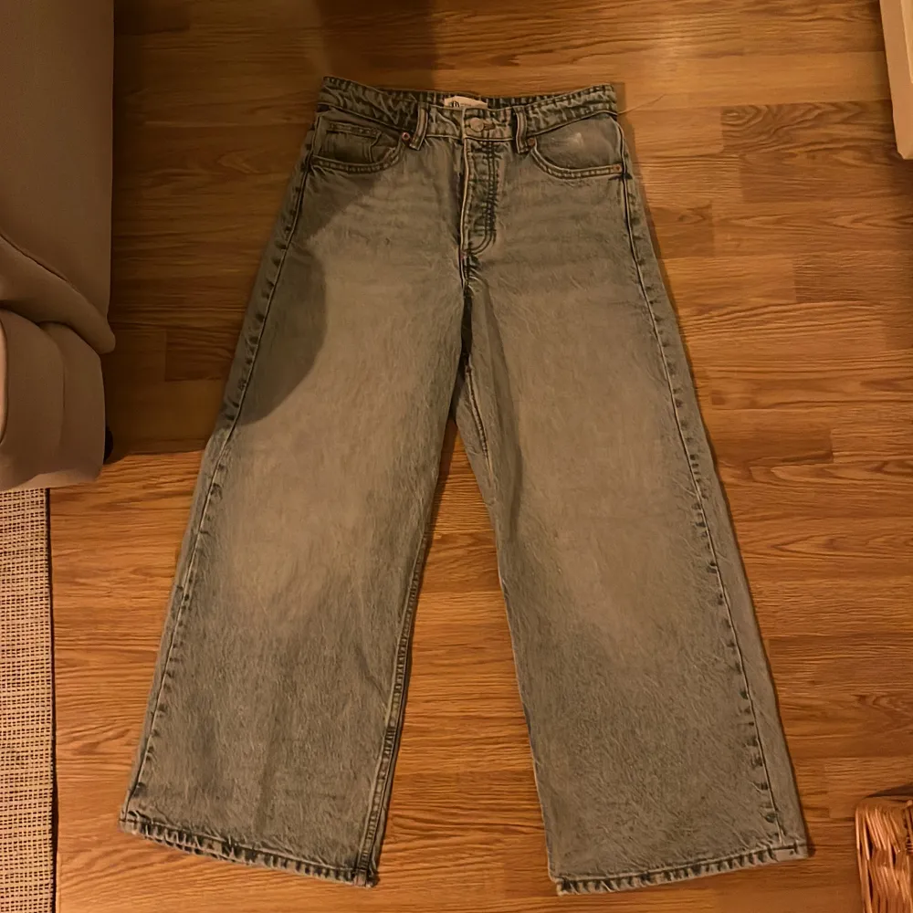 Ljusblåa vida jeans i kortare modell från zara i storlek 36. Endast använda två gånger  så de är i nyskick o utan defekter. Hör av dig om du undrar något💕. Jeans & Byxor.