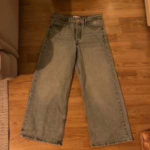 Ljusblåa vida jeans i kortare modell från zara i storlek 36. Endast använda två gånger  så de är i nyskick o utan defekter. Hör av dig om du undrar något💕