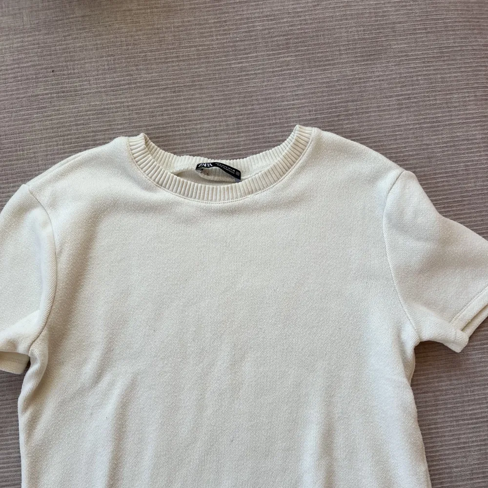 En vit t-shirt från Zara som knappt är använd. Tjockare material. Den är i storlek L, men är liten i storleken så är mer åt S/M. T-shirts.
