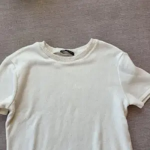 En vit t-shirt från Zara som knappt är använd. Tjockare material. Den är i storlek L, men är liten i storleken så är mer åt S/M