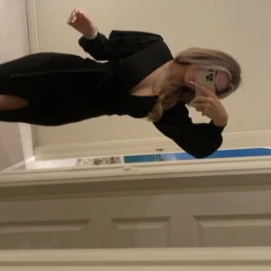 Boohoo klänning  - En klänning från boohoo som jag beställde i somras inför en studentmottagning men den kom fram sent och därav aldrig använts :( prislapp och allt annat är kvar!!  Hör av er vid frågor !! Köpte denna för 450 kr!