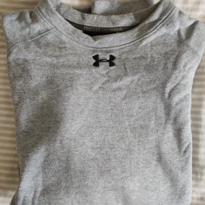 UnderArmour tröja - Skick:7/10 Storlek: L Modell: Herr/Unisex Skön UnderArmour Sweatshirt som passar bra för träning såväl som vardagens wear&tear. Köpt i New York 2019 och sen dess sparsamt använd pga en för stor storlek. Tröjan har en fläck på sidan men är annars schysst. 