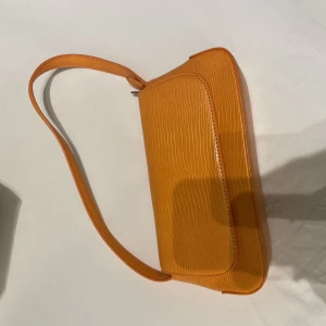 Väska - Så snygg väska från NA-KD. Köpt för 399kr! Frakt tillkommer 