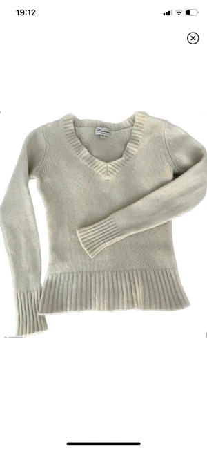 Kashmir tröja - Superfin tröja jag köpt på plick men som tyvärr var för liten. Storlek M men passar nog bättre s/xs. Den är av 100% kashmir. Nypris från detta märke ligger på ca 3000kr Bilderna är lånade💞 tryck gärna på ”köp nu”