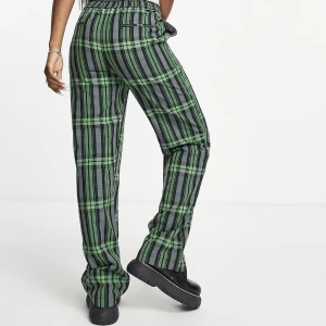 kostymbyxor strl S - Typ kostymbyxor, skönt material å snygga! Säljer för de är för små för mig💚