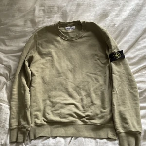 Stone Island sweatshirt  - Säljer en beige Stone Island sweatshirt. Skicket är 8/10. Pris: 950kr. Storlek: L