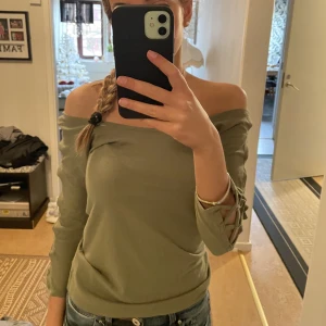 Olivgrön tröja - Olivgrön tröja använd kanske 1-2 gånger, inga defekter💓💕