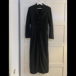 Lång kappa - Lång grå kappa med lite axelvaddering från märket Jacqueline de young 🖤 Finns en söm som gått upp på insidan men det är inget som syns (skriv för bild), annars i mycket bra skick!! 