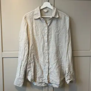 Skjorta från Alice Stenlöf märke A-design. Upptvättad en gång men aldrig använd pga stor i storleken.   Det är XS men känns som M