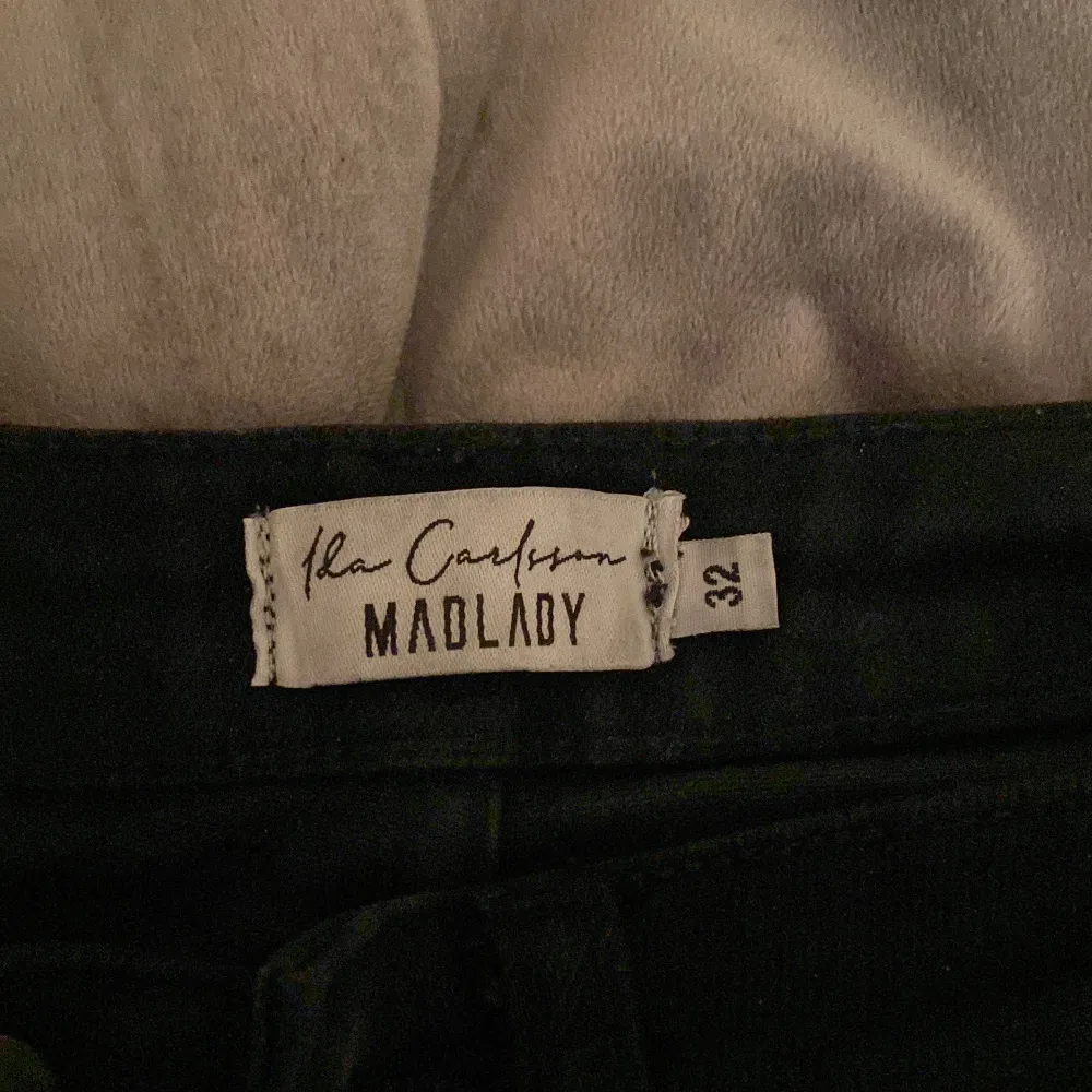 Ett par svarta högmidjade jeans med ragged slit från Ida Carlssons kollektion med Madlady. Nypris 549kr, säljer dem för 200kr. . Jeans & Byxor.