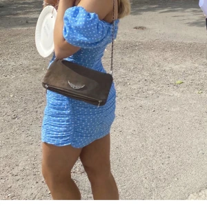 Brun Zadig  - Brun Zadig som jsg inte använder alls längre , gott skick . Man får med båda banden till😎 kan skicka mer bilder!