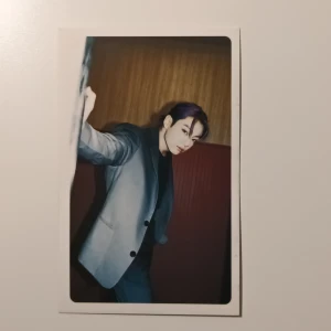 Bts kort - 🌸BTS🌸 Bts lomo card Butter: Jungkook. I nyskick och superfin, passar till att ha i genomskinliga mobilskal eller som dekoration av ditt val. 20 + frakt💕 Ej pc. Skickar bild innan jag postar. Frakten för icke spårbar: 15 kr