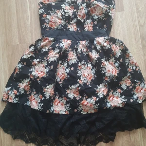 Svart kortklänning - Svart kortklänning i strl xxl, endast provad, axelbandslös