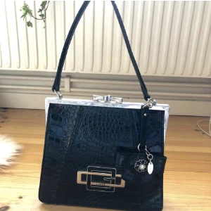 Guess väska - Säljer denna fina Guess väska! Väskan är i väldigt bra sick, på bild tre kan man se en liten fläck. 