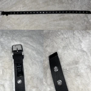 Weekday skärp/bälte - Säljer detta då jag inte får någon användnig av de då jag har andra🖤Det är ”weekday Julia eyelet belt” vilket är slutsålt på både weekday och Asos🖤106cm långt men 103cm till första/sista hålet som sitter längst ut🖤