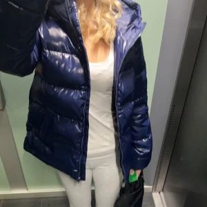 Populär jacka - United colors of benetton jacka! Marinblå. Jätte skön i passform och ej använd