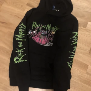Rick and morty hoodie - Rick & Morty hoodie. Säljer för den är för liten för mig. Använt 1-2 gånger och är i bra skick. Köpt för 200kr, pris kan diskuteras men säljer för 100kr
