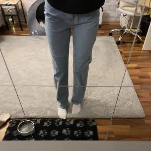 Säljer dessa blå jeans ifrån NAKD i storlek 36, uppsydda i benen☺️säljer dem för att de är för stora för mig🤍