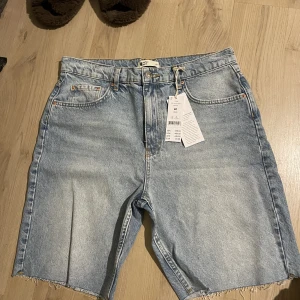 Helt nya 90s jeansshorts  - Säljer mina helt nya jeans shorts från Gina pga fel storlek. Köpta förra året.  Ord pris 499  Mitt pris 175 Storlek 40 