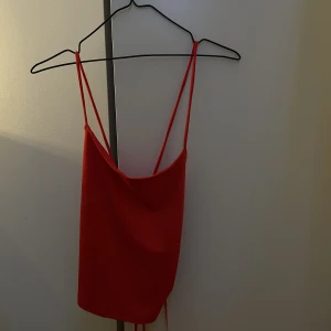 Rött linne från BikBok - Jätte jätte fin rött linne med korsad rygg, sitter super fint! Skriv privat för bild på☺️