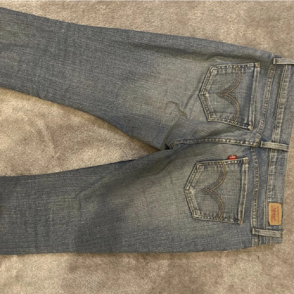Lågmidjade trendiga Levi’s jeans som sitter väldigt bra på. Skulle säga den är mellan 36-38 i storlek. Helt okej skick. Den har lite slitningar längst nere på byxan. Kan skicka bild. 💖 LÅNADE BILDER. Säljer endast om det kommer till bra pris.. Jeans & Byxor.