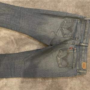 Lågmidjade trendiga Levi’s jeans som sitter väldigt bra på. Skulle säga den är mellan 36-38 i storlek. Helt okej skick. Den har lite slitningar längst nere på byxan. Kan skicka bild. 💖 LÅNADE BILDER. Säljer endast om det kommer till bra pris.