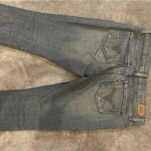 Low waist Levi’s jeans - Lågmidjade trendiga Levi’s jeans som sitter väldigt bra på. Skulle säga den är mellan 36-38 i storlek. Helt okej skick. Den har lite slitningar längst nere på byxan. Kan skicka bild. 💖 LÅNADE BILDER. Säljer endast om det kommer till bra pris.
