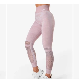 ICIW träningstights  - Jättesöta rosa träningstights som tyvär är försmå. Fösta bilden är från ICIW egna sida.(mycket bra skick) Nypris 599 säljs för 160