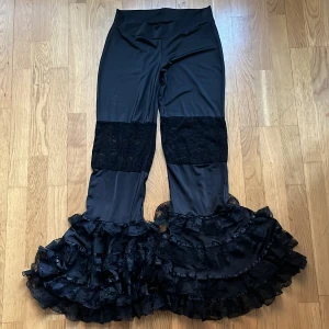 Tights me volanger i spets - Svarta tajts med volanger i spets. Så jävla coola på och underbara att stylea med.  I väldigt gott skick trots en del användning. Jätte mycket stretch i tyg och passar S/M 38-40. Långa i benlängd.