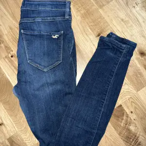Ett par hollister jeans, lite slitna vid innelåren därav priset.