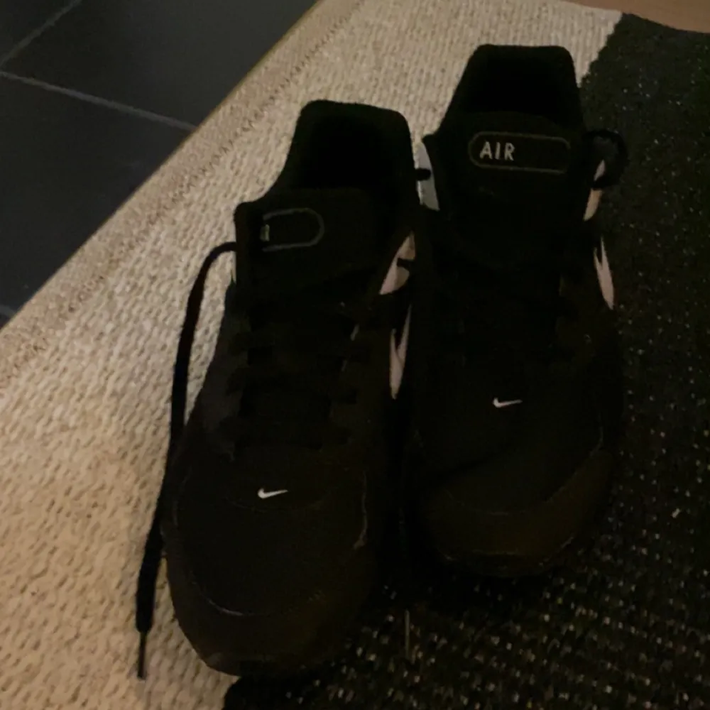 Säljer dessa Nike air max skorna. Knappt använda, skick 9/10. . Skor.