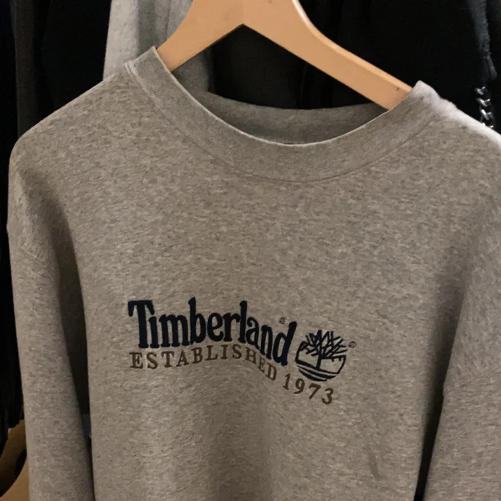 En jätte bekväm vintage sweatshirt i grå i storlek M . Sitter bra perfekt i armarna och bra längd . Tröjor & Koftor.