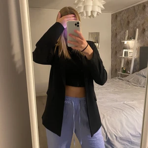 Blazer/kavaj från PIECES - Hej! Säljer nu min blazer från PIECES i stolek S. Använd fåtal gånger och är helt som ny. Säljer pga att den aldrig kommer till användning. 500kr + frakt 66. Köparen står för frakten🫶🏽