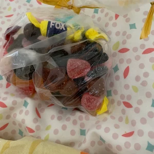 En godispåse - En godispåse med 38 godisbitar i så snälla köp eller vinn på budgivningen så får ni tre klistermärke gratis💖💜❤️frakten kostar 13 kr