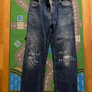 Ett par jeans jag köpte på beyond retro som jag sen målat själv på :)